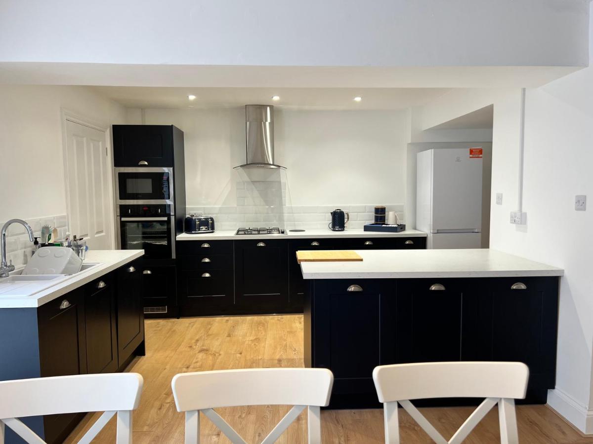 Heathcliff - 5 Bedroom House In Town Centre تينبي المظهر الخارجي الصورة