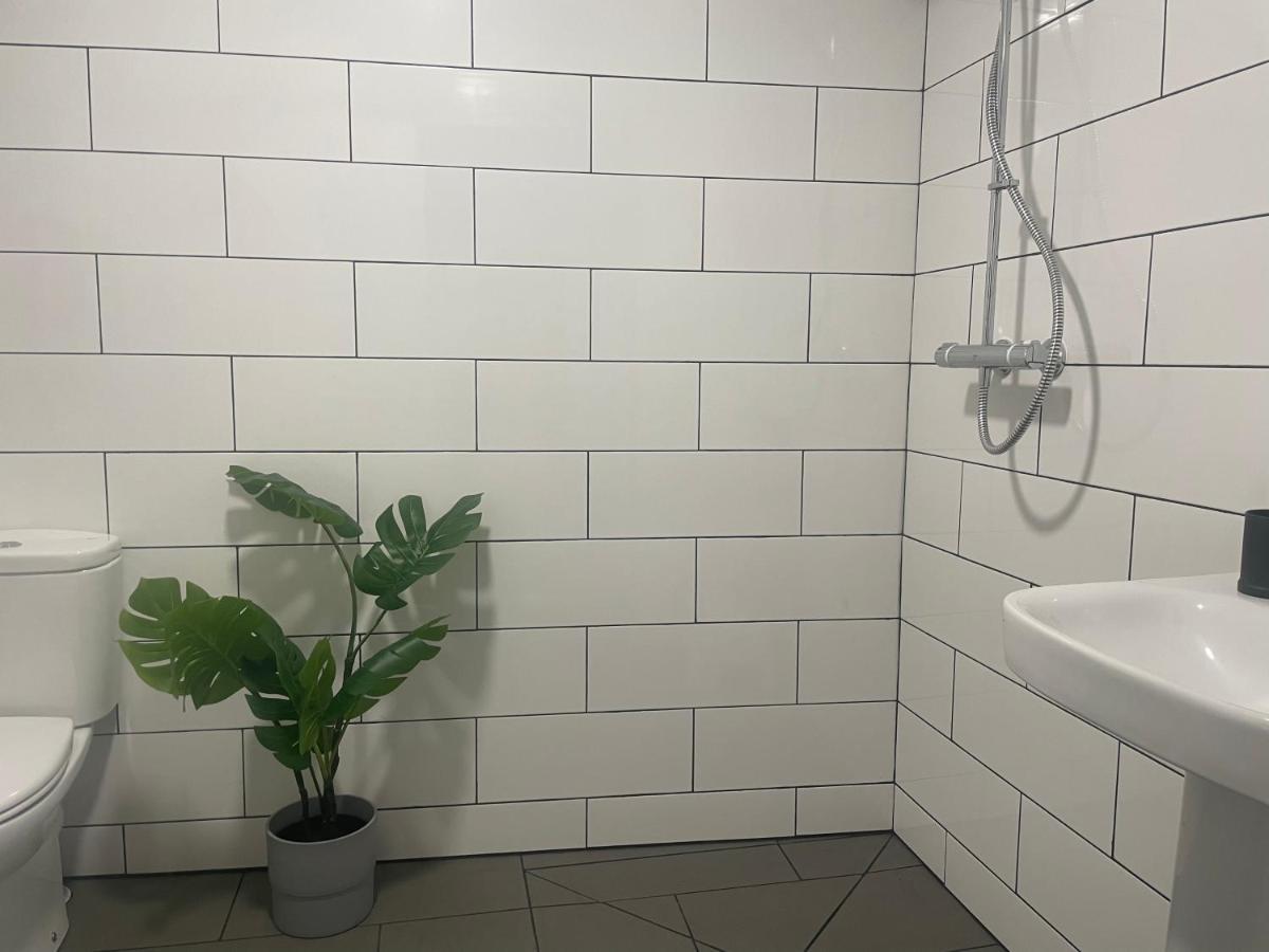 Heathcliff - 5 Bedroom House In Town Centre تينبي المظهر الخارجي الصورة