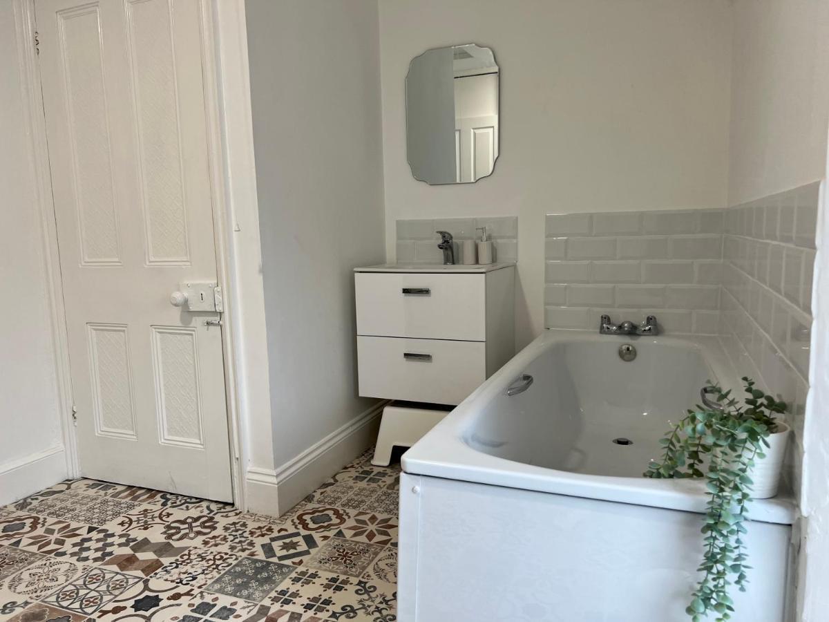 Heathcliff - 5 Bedroom House In Town Centre تينبي المظهر الخارجي الصورة